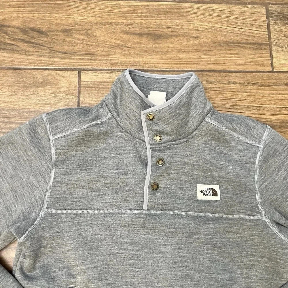 The North Face Button Mock Neck Pullover Mens Small Gray Fleece Sweater